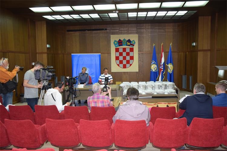 Na Ipsilonu zapljenjena droga u vrijednosti preko 700 000 kuna Na Ipsilonu zapljenjena droga u vrijednosti preko 700 000 kuna