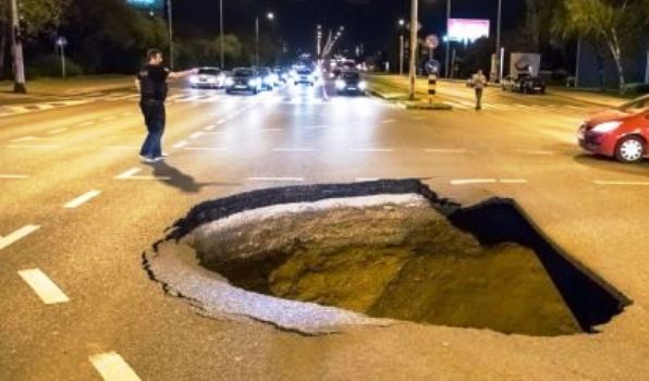 U Zagrebu se urušila cesta i stvorila golemu rupu