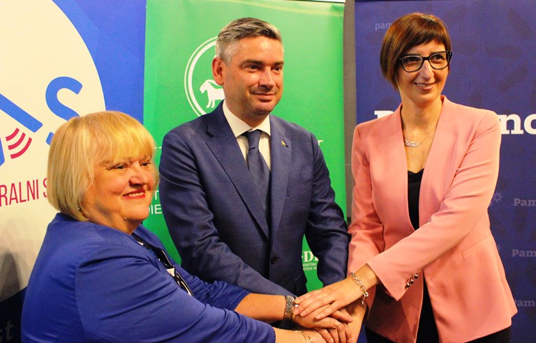 Anka Mrak-Tarita&scaron; predsjednica GLAS-a, Boris Miletić, predsjednik IDS-a i Marijana Puljak, predsjednica stranke Pametno