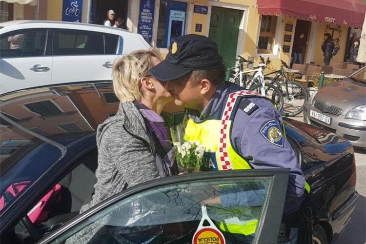 Istarski policajci darivali vozačice