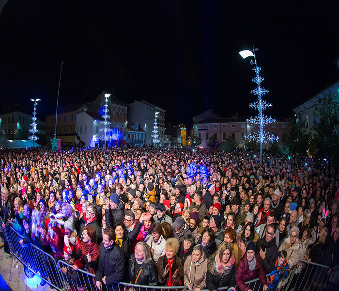 Tisuće Porečana i gostiju veselo u&scaron;lo u Novu godinu uz legendarnog Zdravka Čolića