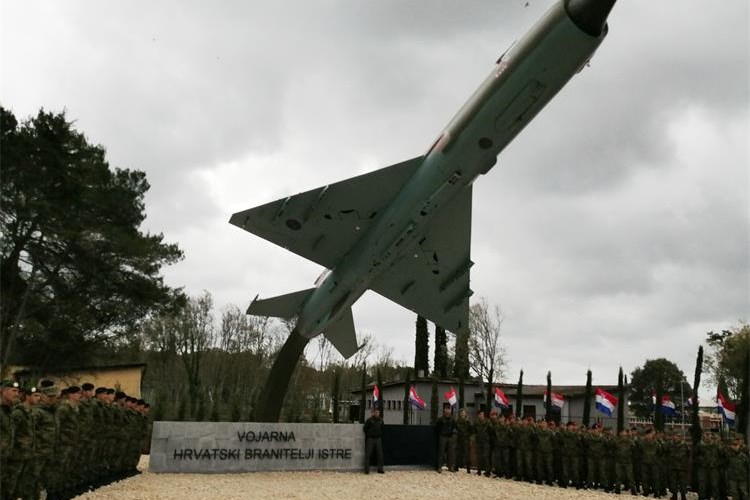 Otvorena vojarna ''Hrvatski branitelji Istre'': Predsjednica odala počast poginulim pripadnicima vojske i policije