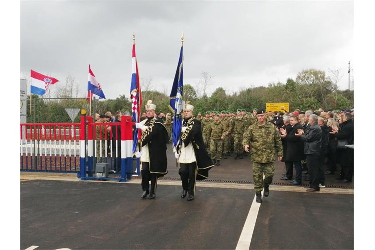 Otvorena vojarna ''Hrvatski branitelji Istre'': Predsjednica odala počast poginulim pripadnicima vojske i policije