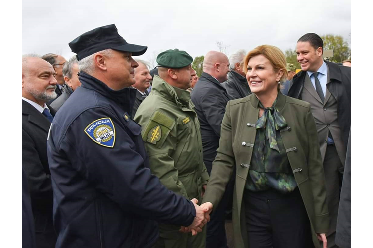 Otvorena vojarna ''Hrvatski branitelji Istre'': Predsjednica odala počast poginulim pripadnicima vojske i policije