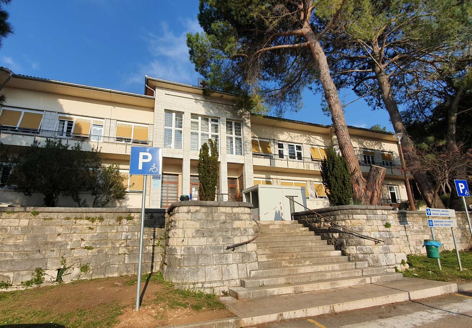 Improvizirane ambulante postavljene kraj porečkog Doma zdravlja