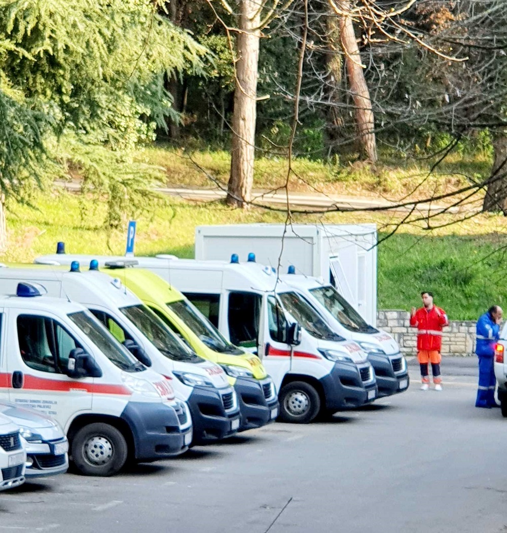 Improvizirane ambulante postavljene kraj porečkog Doma zdravlja