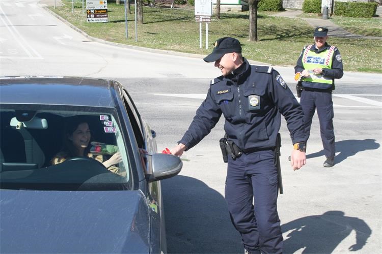 Istarski policajci darovali cvijeće savjesnim vozačicama