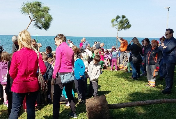 Mali&scaron;ani iz &bdquo;Tičića&ldquo; i &bdquo;Suncokreta&ldquo; na Dan planete Zemlje u Novigradu zasadili stabla pinije