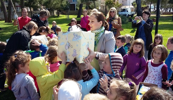 Mali&scaron;ani iz &bdquo;Tičića&ldquo; i &bdquo;Suncokreta&ldquo; na Dan planete Zemlje u Novigradu zasadili stabla pinije