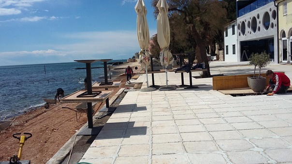 Nastavljaju se radovi na uređenju plaže i pje&scaron;ačkih povr&scaron;ina u Novigradu