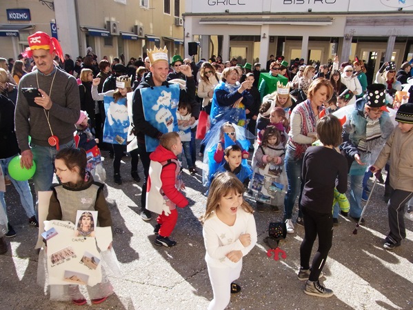 U Novigradu uz klaunove i odličnu &bdquo;mjuzu&ldquo; održana karnevalska fe&scaron;ta