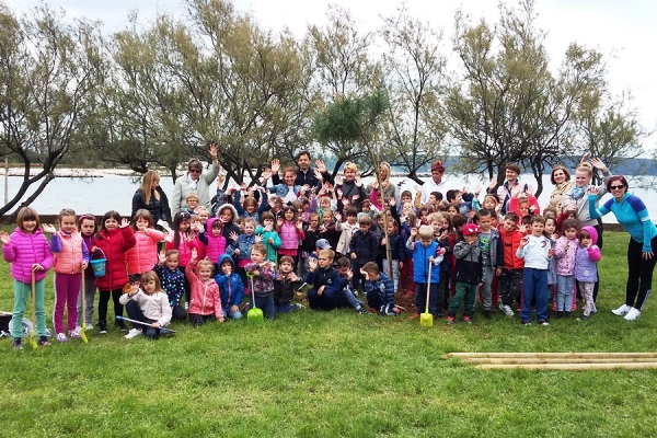 Novigradski mali&scaron;ani iz &bdquo;Tičića&ldquo; i &bdquo;Suncokreta&ldquo; na Rivareli zasadili stabla pinije