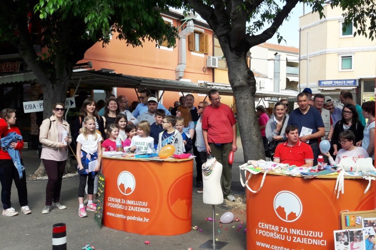 Centar za inkluziju i podr&scaron;ku u zajednici iz Buja na novigradskoj tržnici predstavio svoje aktivnosti