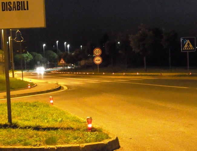 Na ulazu u Novigrad zapaljen veliki broj lampiona i svijeća