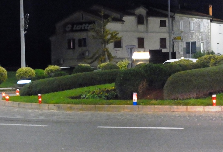 Na ulazu u Novigrad zapaljen veliki broj lampiona i svijeća