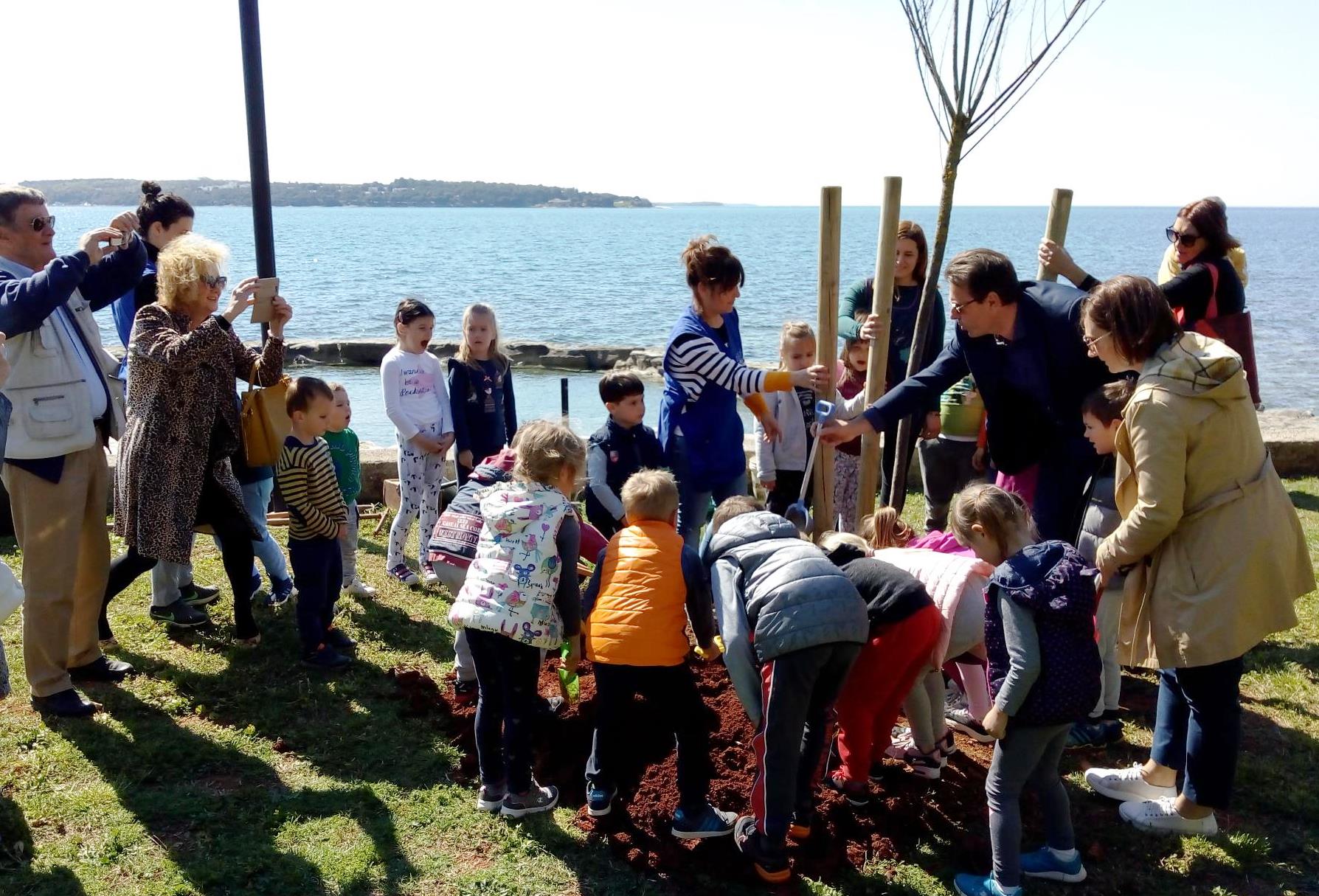 Novigradski mali&scaron;ani iz &bdquo;Tičića&ldquo; i &bdquo;Suncokreta&ldquo; na Rivareli zasadili stabla tamarisa
