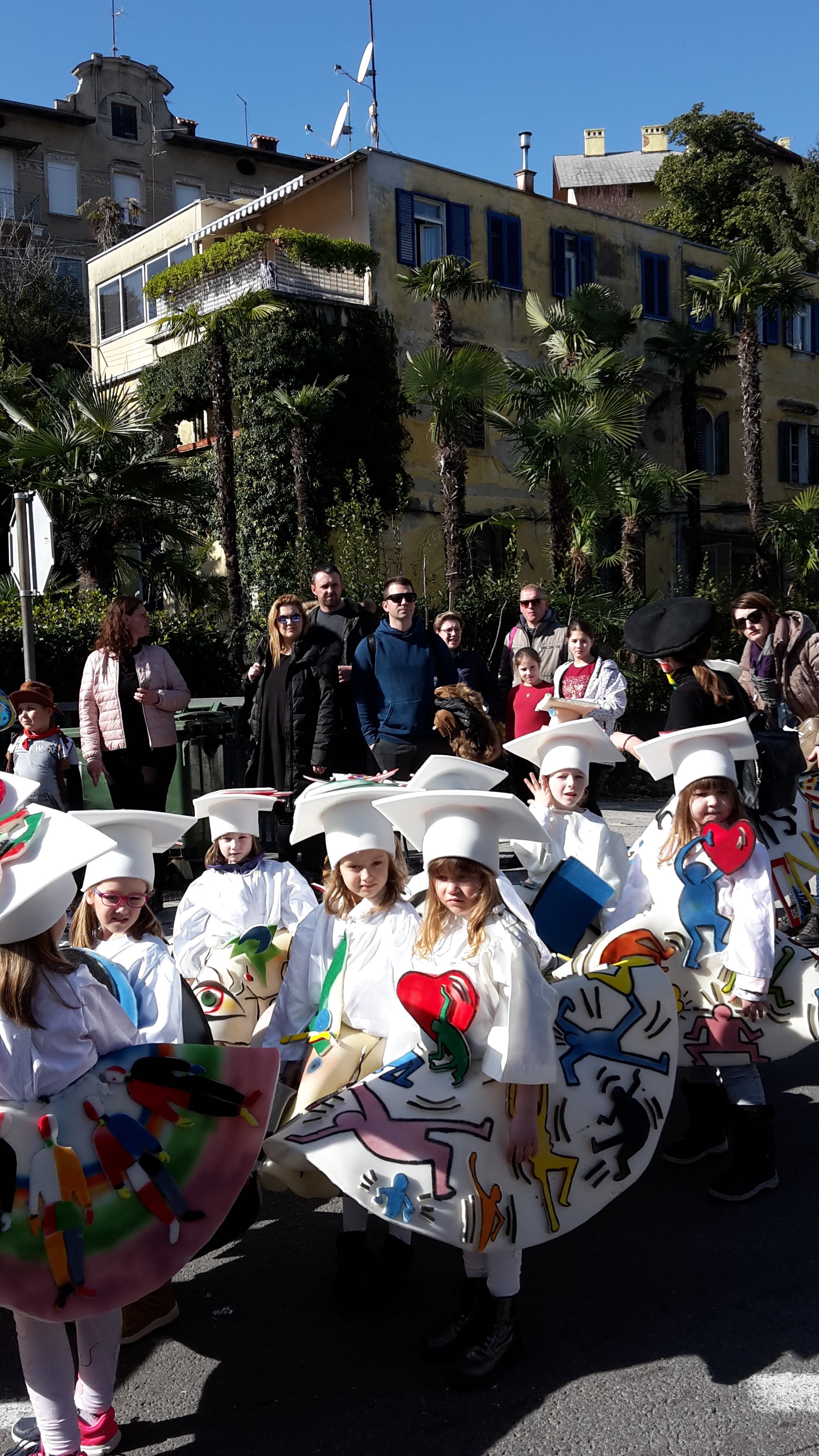 Novigradski mali&scaron;ani i njihovi roditelji sudjelovali na 23. Karnevalu u Opatiji