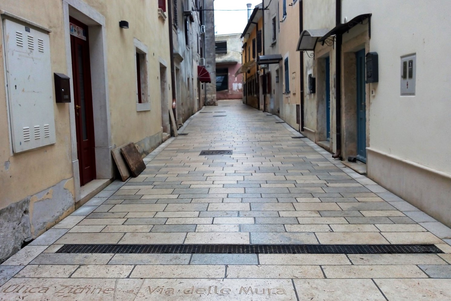 Ulica Zidine prva u povijesti Novigrada dobila kameno popločenje