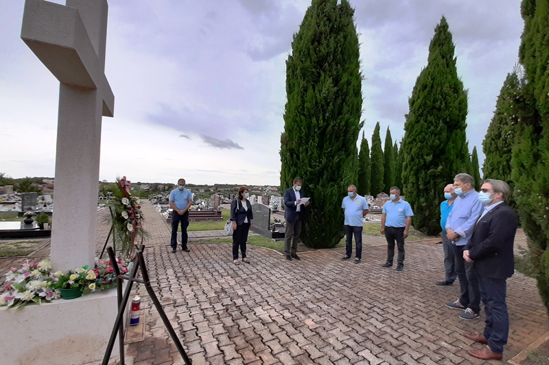 Vijenac i svijeće povodom Dana pobjede i domovinske zahvalnosti te Dana hrvatskih branitelja