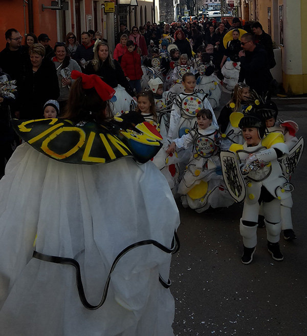 Vesela povorka malih ma&scaron;kara pro&scaron;etala Novigradom i zabavila se na Velikom trgu