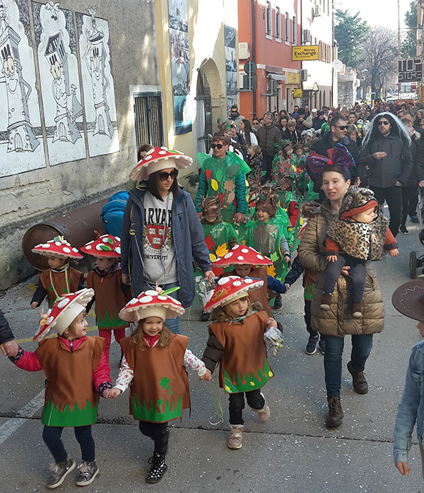 Vesela povorka malih ma&scaron;kara pro&scaron;etala Novigradom i zabavila se na Velikom trgu
