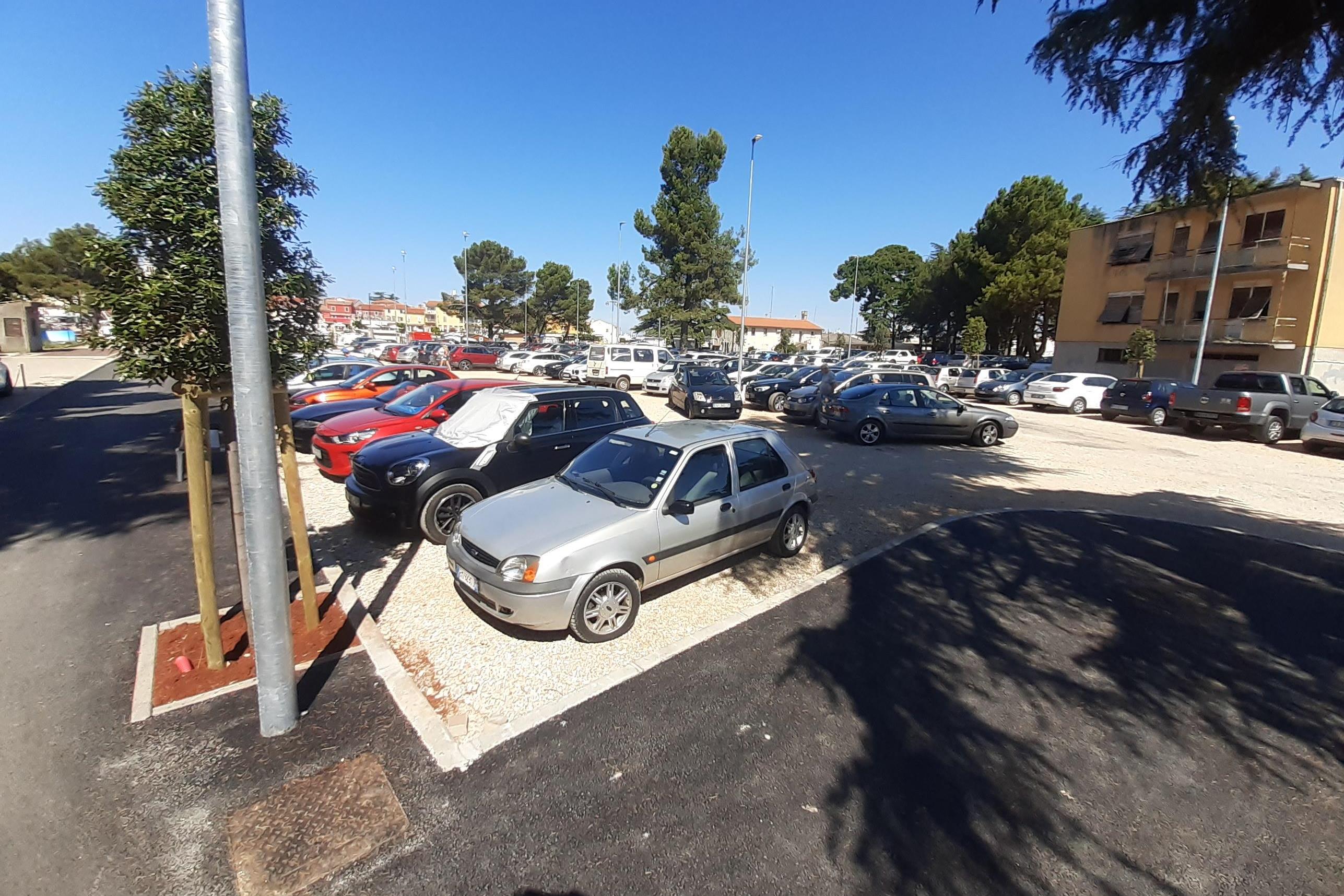 Sa 600.000 kuna uređeno veliko gradsko parkirali&scaron;te u Novigradu