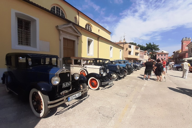 Atraktivna old timer vozila ispunila novigradski Veliki trg