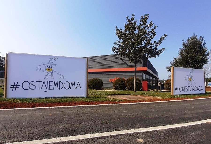 Na ulazu u Novigrad osvanuli baneri s aktualnom porukom: #OSTAJEMDOMA / #IORESTOACASA