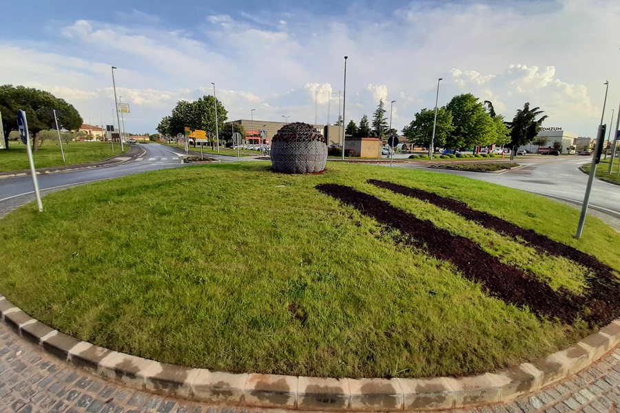 Kružni tok u Novigradu ukra&scaron;en velikom &bdquo;cvjetnom skulpturom&ldquo;