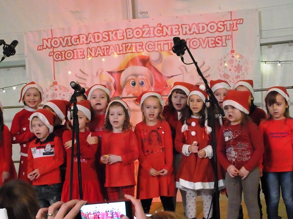 Veselo i živo bilo je jučer na otvorenju Božićnog sajma u Novigradu