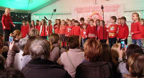 Veselo i živo bilo je jučer na otvorenju Božićnog sajma u Novigradu