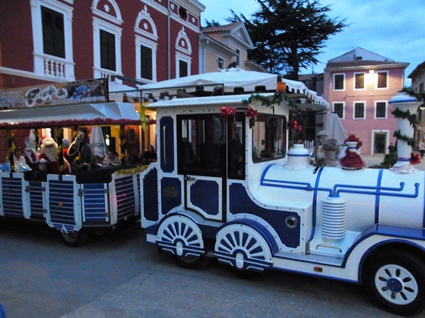 Djed Mraz vlakićem stigao u Novigrad i razveselio sve mali&scaron;ane