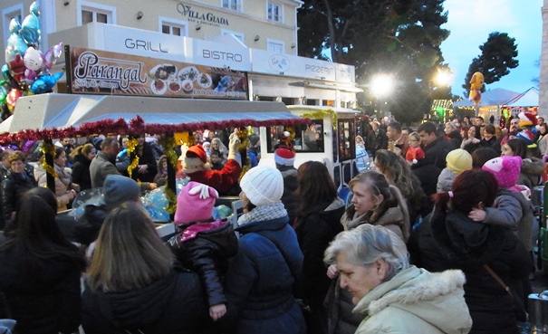Djed Mraz vlakićem stigao u Novigrad i razveselio sve mali&scaron;ane