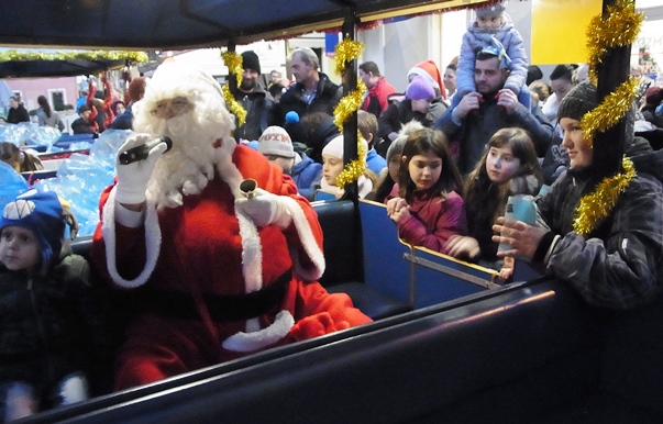 Djed Mraz vlakićem stigao u Novigrad i razveselio sve mali&scaron;ane