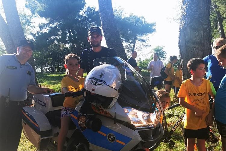 Policija educira sudionike sportskih igra mladih u Savudriji Policija educira sudionike sportskih igra mladih u Savudriji