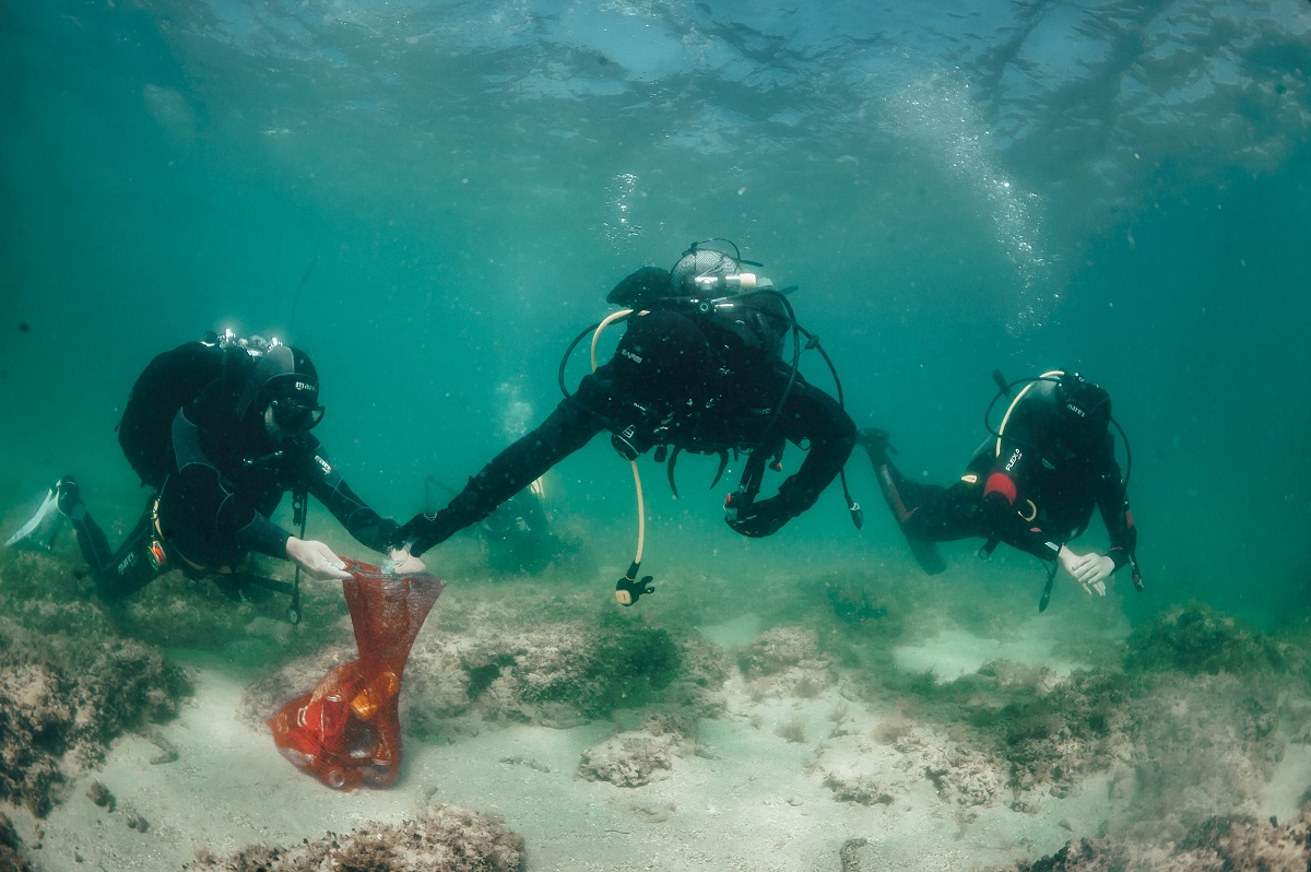 Hrvati i Slovenci zajedno čiste podmorje Savudrijske vale
