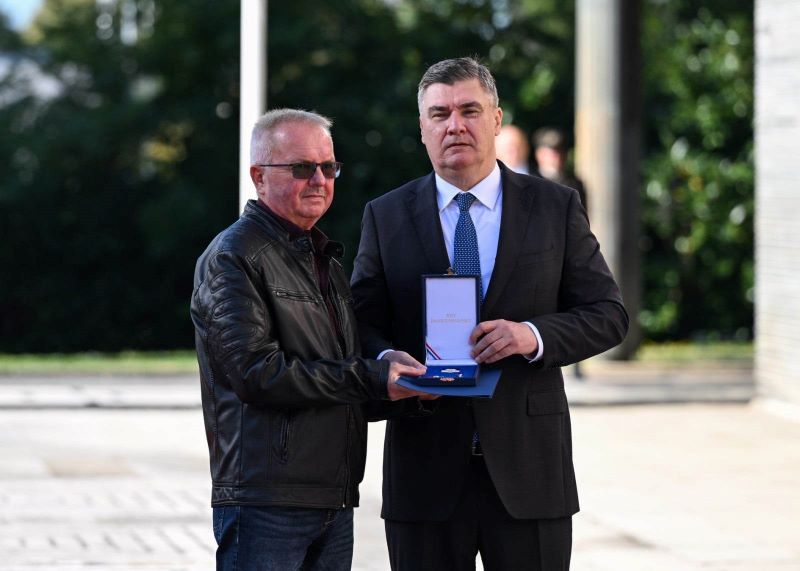 395549113 Milanović i darivatelj krvi