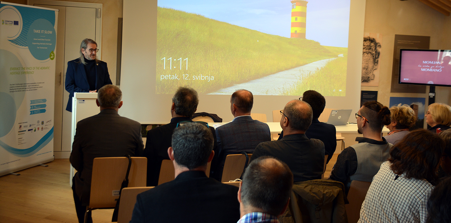 MOMJANSKI KA&Scaron;TEL  a