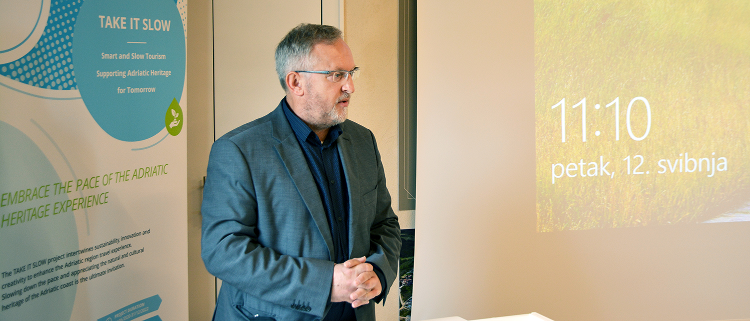 MOMJANSKI KA&Scaron;TEL  b