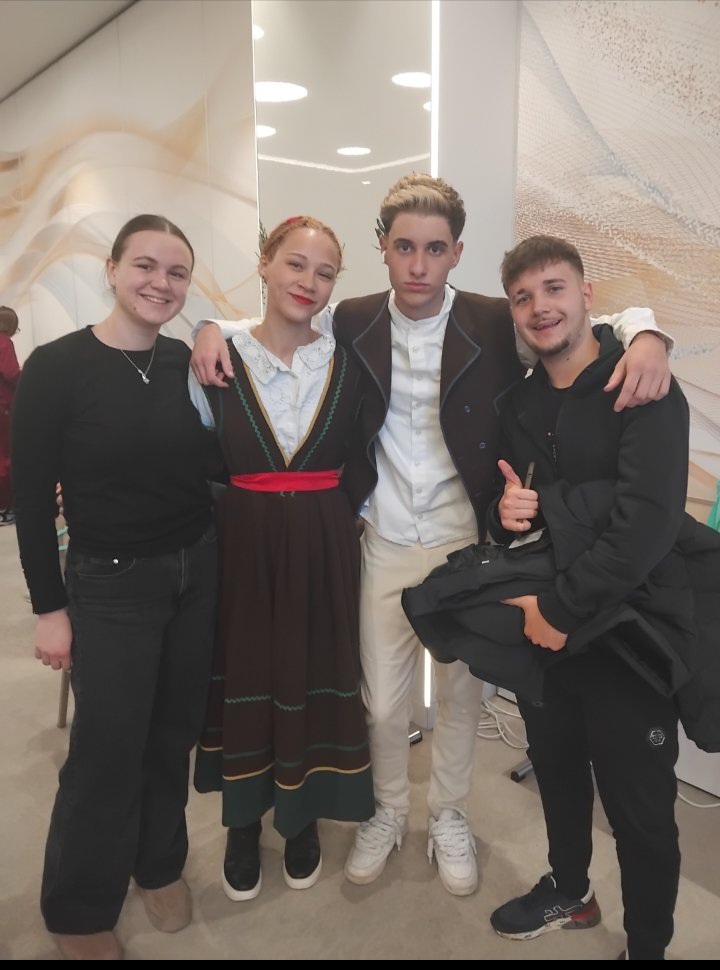 FRIZERI IMG-250c18e40d49839c062949bd5ad7434f-V