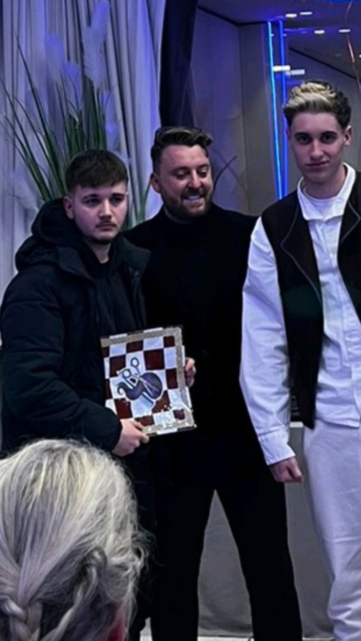 FRIZERI IMG-eb87735ce4427dd994715f02943afa41-V