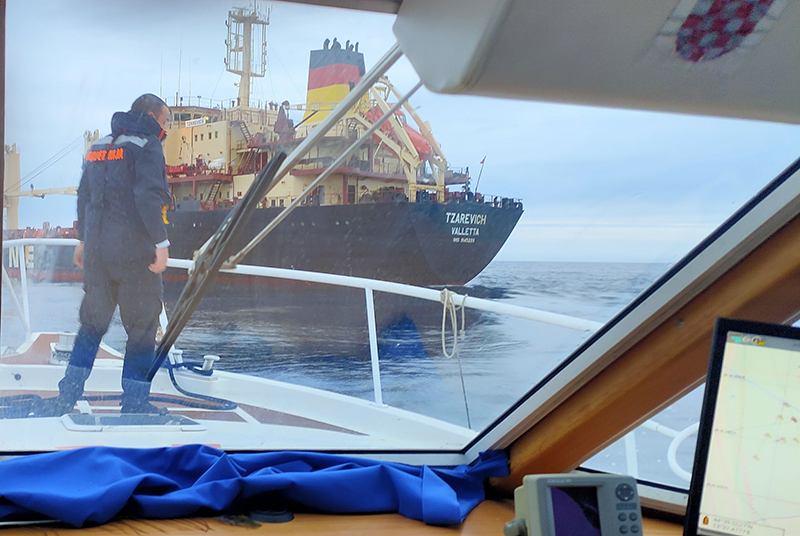 Pula, Spa&scaron;eno pet osoba s prevrnute jedrilice 2