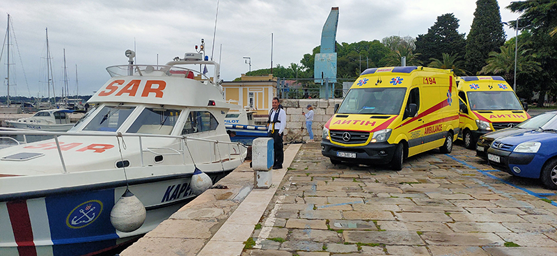 Pula, Spa&scaron;eno pet osoba s prevrnute jedrilice