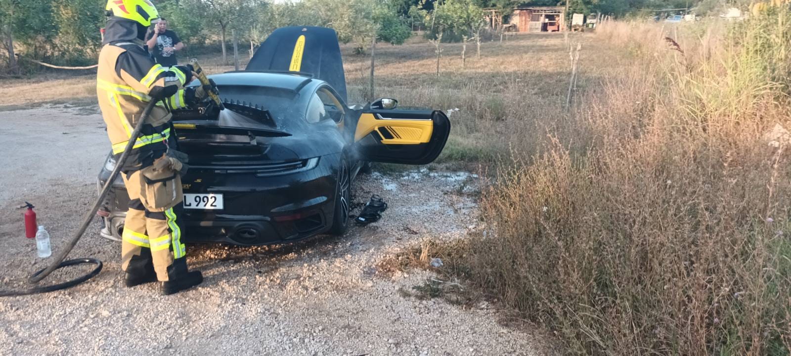 Umag požar automobila, 6-8-2024-, auto i vatrogasac