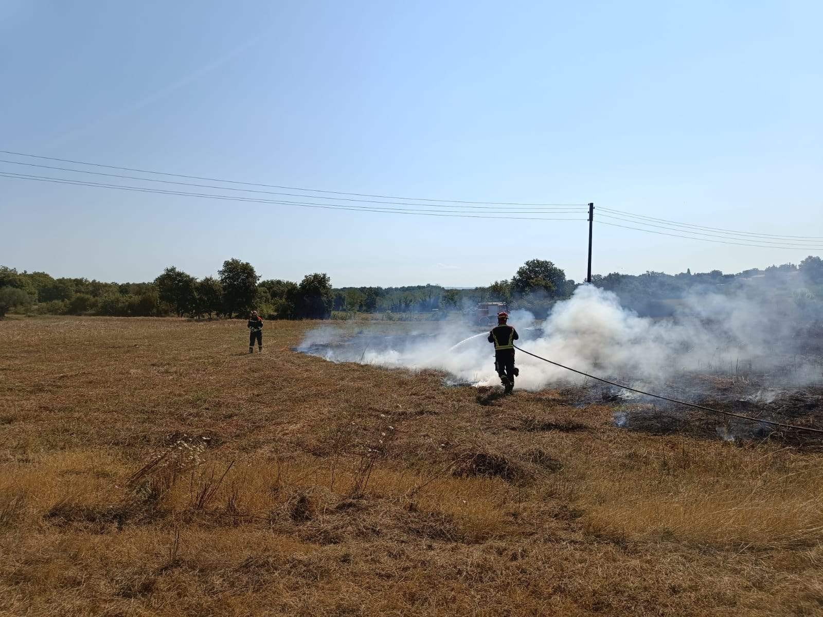 Vatrogasci Umag požar trave, 13-08-2024