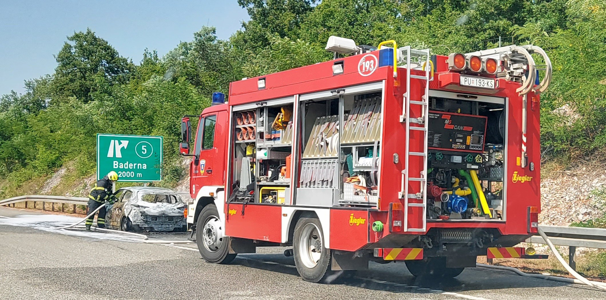 Požar vozila Baderna- vatrogasci