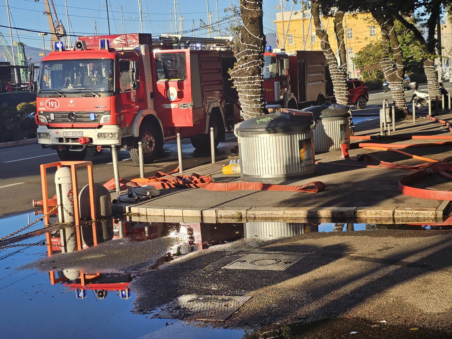 Požar zgrade u Rijeci vatroasci