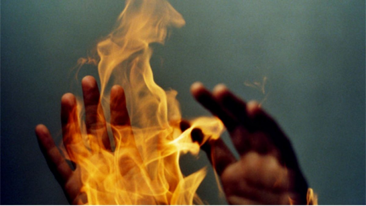 benzin gori, plamen, vatra, osoba u plamenu