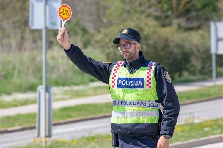 policija, policajac, zaustavljanje vozila, stop, kontrola