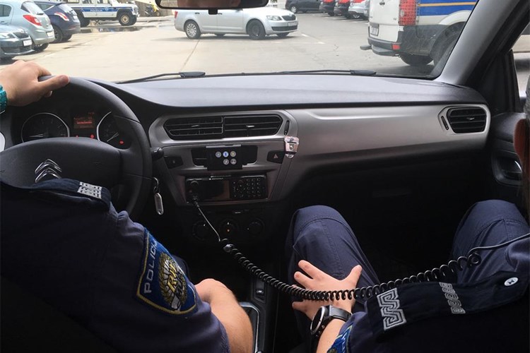 policija, policajaci u policijskom autu